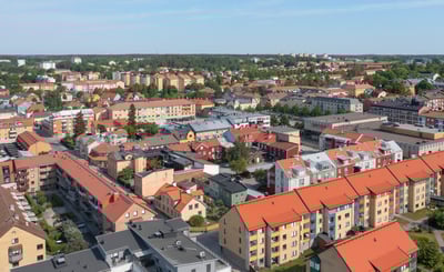 Vy över lägenhetshus i Enköping