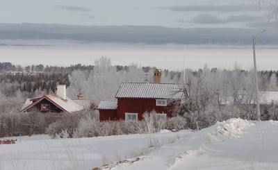 En gård inbäddat i snölandskap