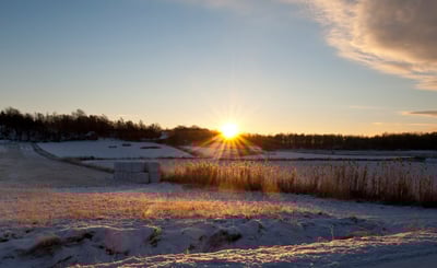 Vinterlandskap i solnedgång