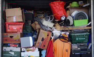 Förråd fullpackat med kartonger