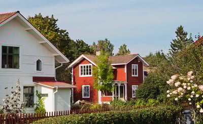 Villakvarter med vita och röda hus