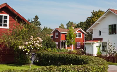 Röda och vita villor i villaområde