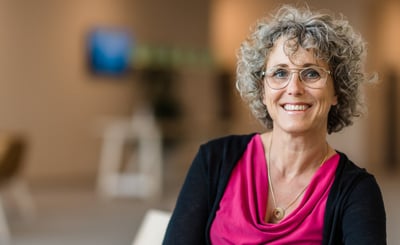 Porträtt av Camilla Burman som ler och tittar in i kameran