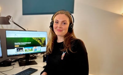 Mathilda Augustsson framför datorn på kontoret
