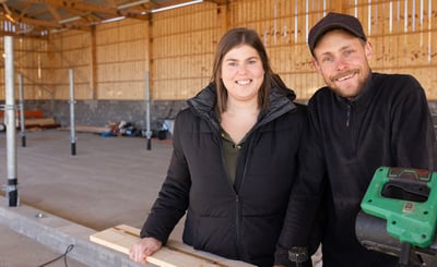 Alexander och Sofie Orrby i sitt nya stallbygge