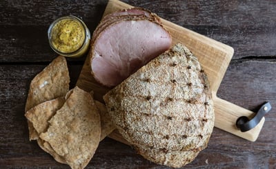 Julskinka uppskuren på ett bord