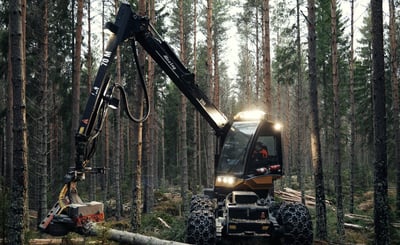Skogsmaskin arbetar i skogen