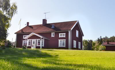 Rött hus med vita knutar