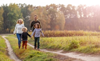 Familj promenerar i naturen