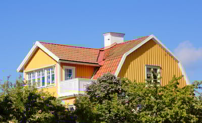Gul villa på sommaren
