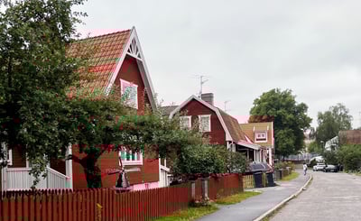 Villagata med röda hus med vita knutar.