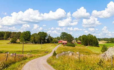 Rött hus på landsbygden