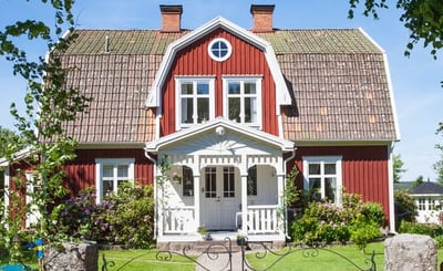 Stort rött hus på sommaren