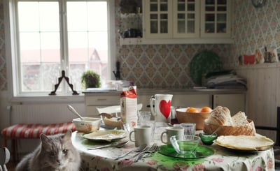 Frukost uppdukad på ett köksbord