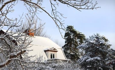 Snötäckt hustak