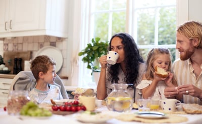 Familj äter frukost i köket