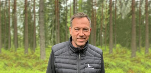 Robert står framför en skog