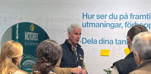 Grupp av människor i Landshypoteks monter på Elmia Lantbruk 2024