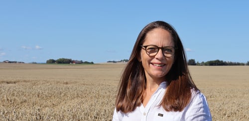 Elin Ekstrand står framför ett fält