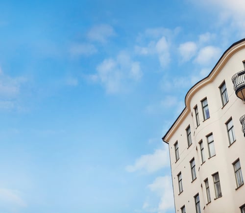 Lägenhetshus mot en blå himmel