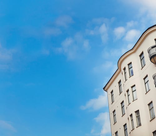 Lägenhetesbyggnad mot blå himmel