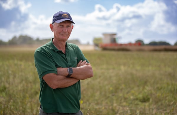 Porträttbild på Rudolf framför ett fält