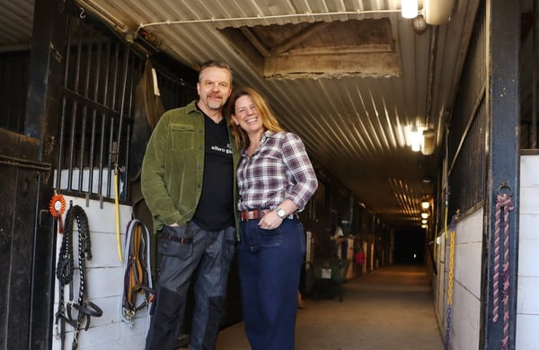 Göran och Mari Björk i sitt stall