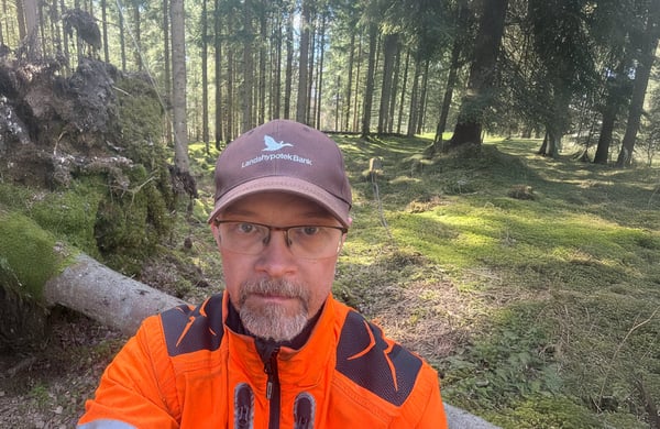 Peter Tagesson framför ett fällt träd