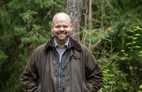 Peter Kullgren står i skogen