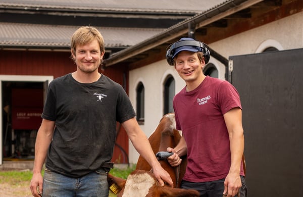 Björn och Johan står framför en ladugårdsbyggnad