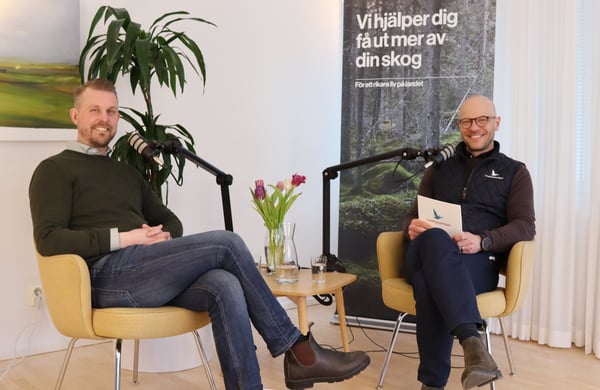 Olle Nylund och Johan Dymling sitter mitt emot varandra i en studio