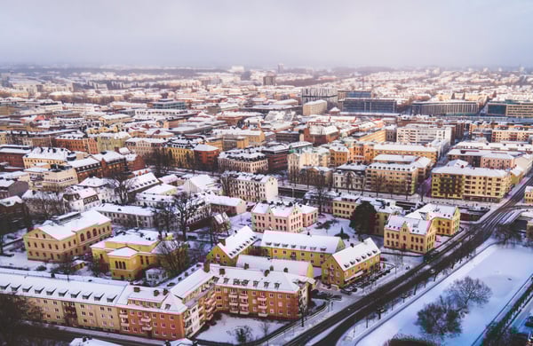 Lägenhetshus vintertid i Uppsala, bild från ovan.