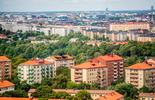 Vy över bostadshus i Stockholm och gröna träd