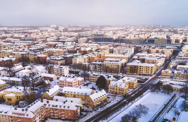 Stadsbild från ovan, vinterbild, hus och gator med snö