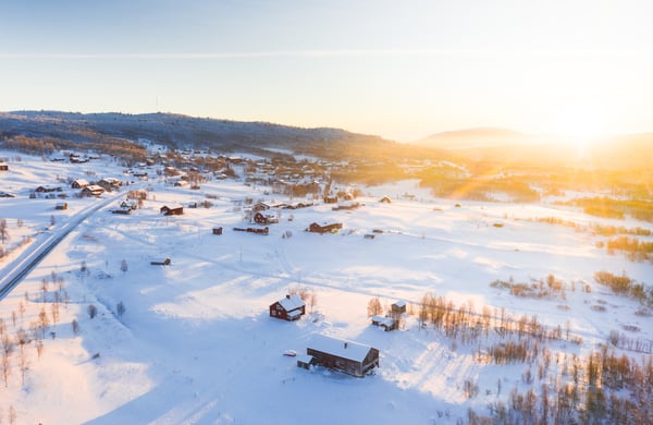 Jordbrukslandskap vintertid med snö