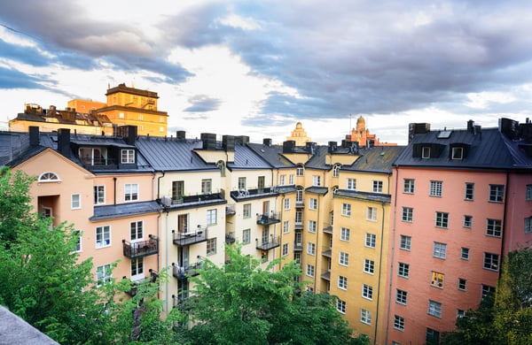 Utsikt mot innergård med flerbostadshus och flera våningar