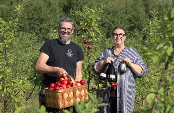 Carl och Anna-Karin står bland sina nyplanterade äppelträd