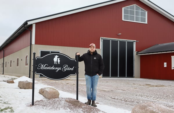 Daniel Ståhl står framför en ladugårdsbyggnad.
