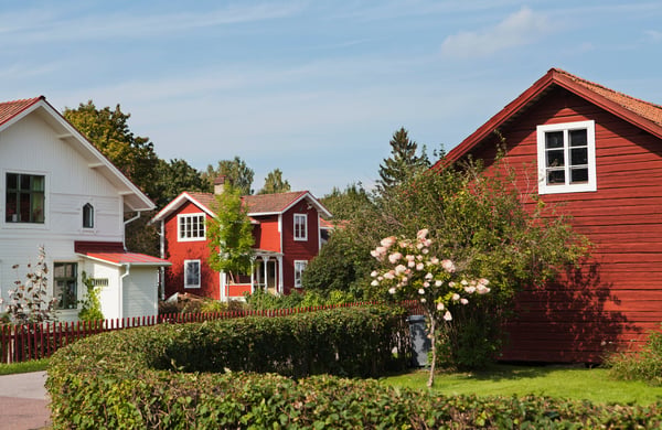 Villaområde på sommaren, trädgård