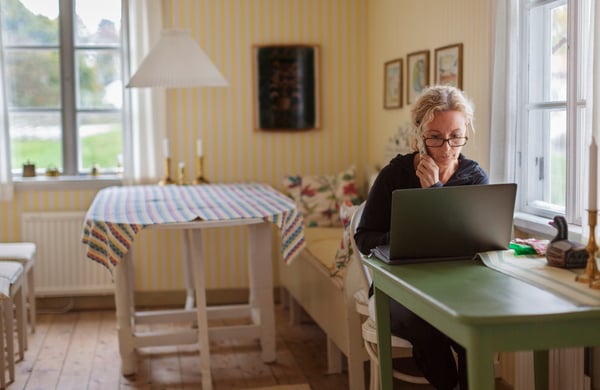Kvinna vid dator, hemma