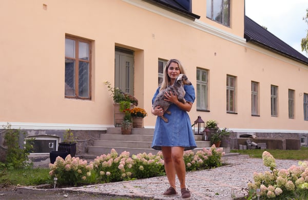 Negin Entezarjou framför sitt hus