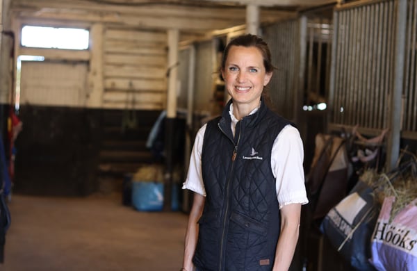 Karin Westman står i ett stall