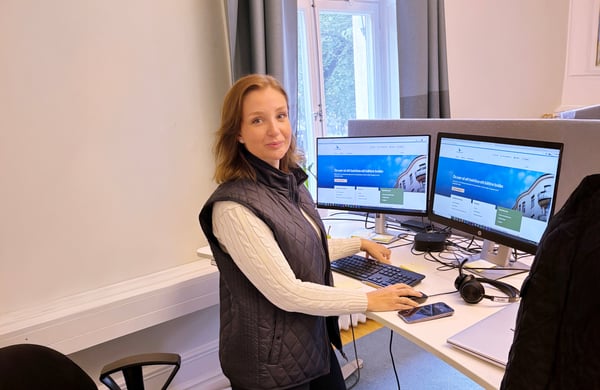Alma Karic vid sitt skrivbord
