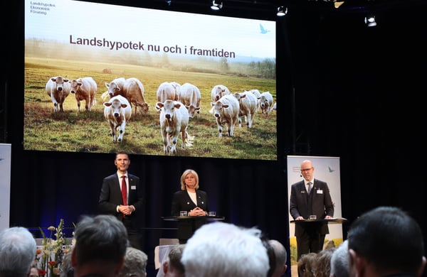 Scenen under Landshypoteks stämma 2025. Tre personer står på scen.