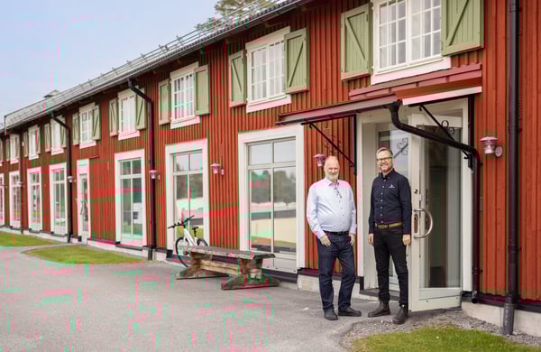 Magnus och Anders står utanför kontoret i Östersund