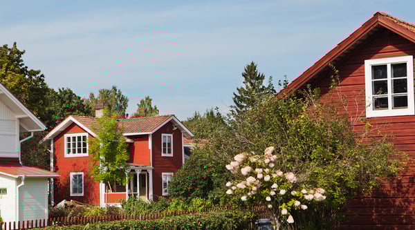 Villakvarter med vita och röda hus