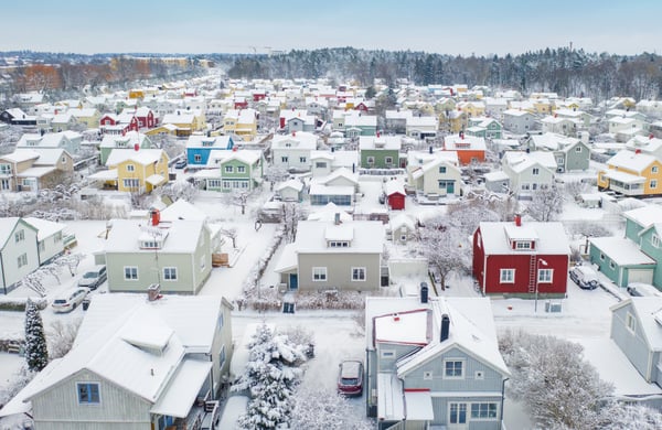 Vy över snötäckta hus i Enskede i Stockholm.