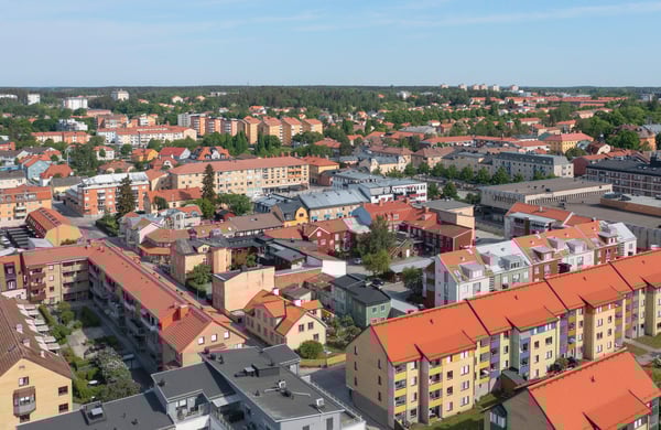 Vy över lägenhetshus i Enköping
