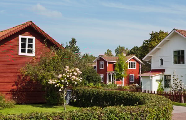 Villaområde med somrig känsla