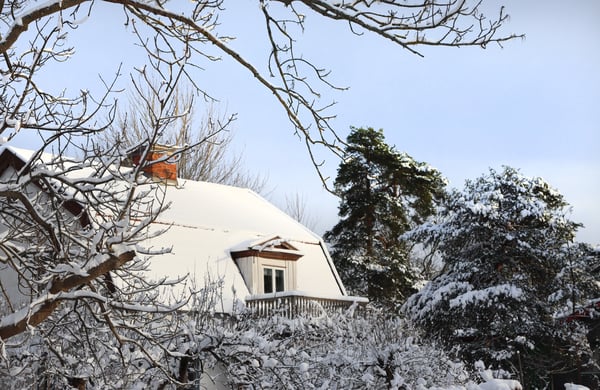Vit villa i vinterskrud